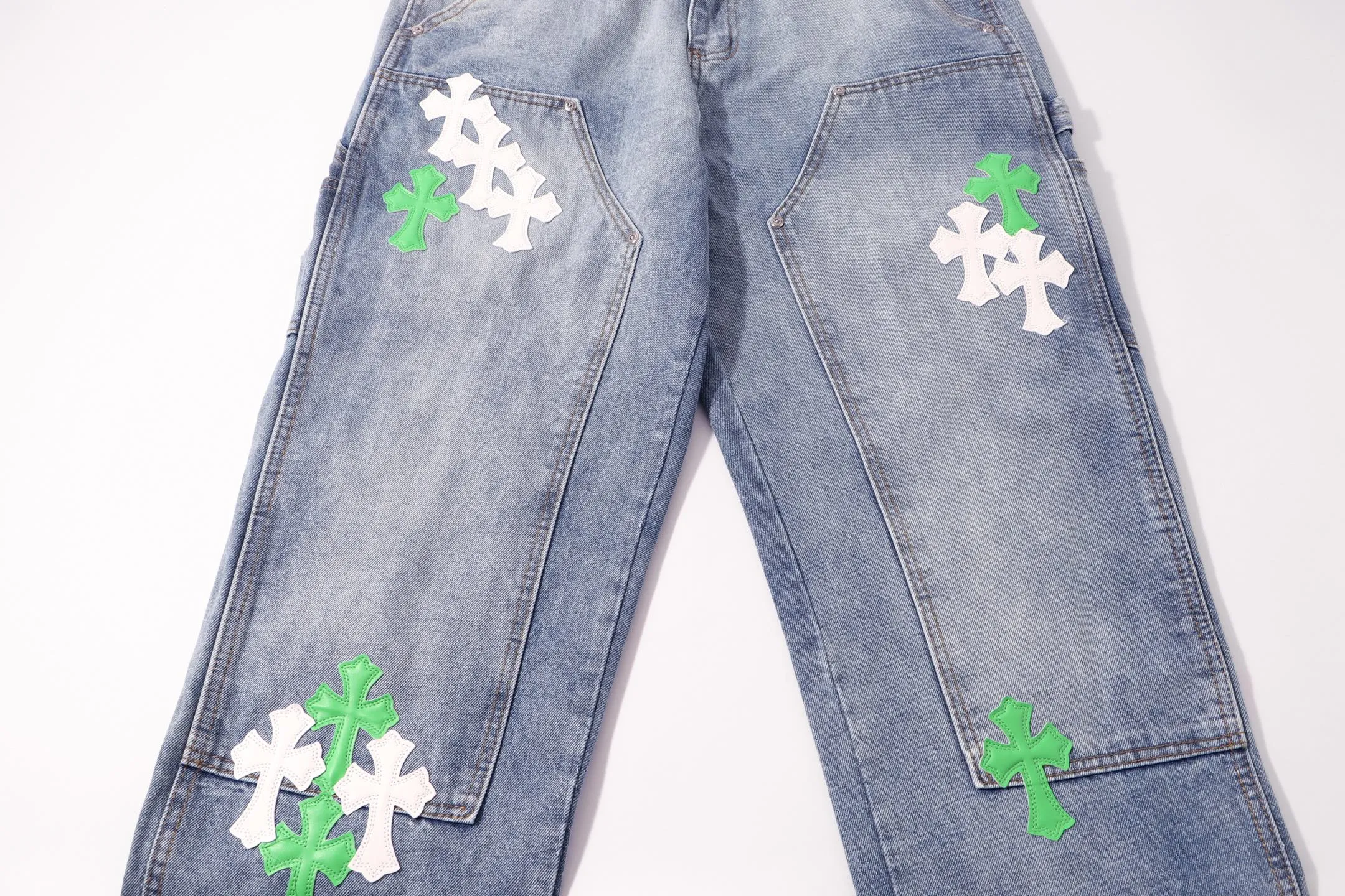 P260 Style No.: H924 Croxin & 𝐂𝐡𝐫𝐨𝐦𝐞 𝐇𝐞𝐚𝐫𝐭 ss25 white and green leather logging work jeans. Styles with different washed textures are very friendly to people with thin legs. The slightly flared version perfectly modifies the leg shape. The timeless and moderate length makes it easy to match and match. It is the basis for various styles and is a must-have in your wardrobe! The fabric is stiff but also makes the upper body soft without losing texture. The washing process is even more perfect. It is a must-have item for everyone! ! ! Washed wheat, hang tag, pants label, three labels complete Color: blue Size: 28-30-32-34-36